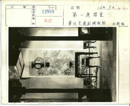 山水画前装饰灯笼.jpg