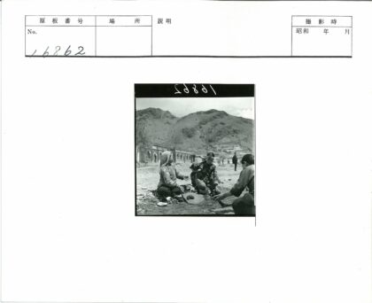 山溪旁的人群与建筑.jpg