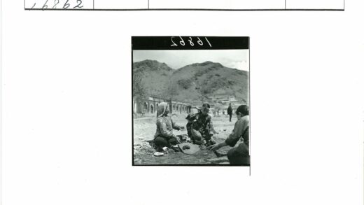 山溪旁的人群与建筑.jpg