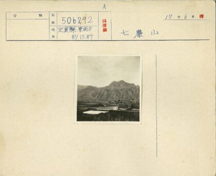 山脉下的小屋与树林.jpg