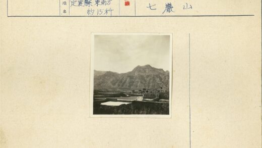 山脉下的小屋与树林.jpg