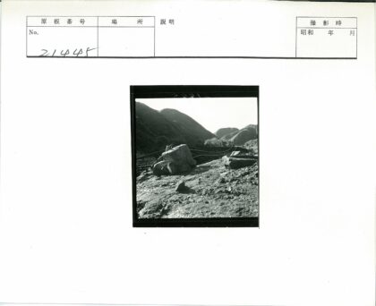 山脉土路岩石碎片景观.jpg