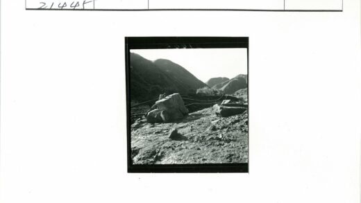 山脉土路岩石碎片景观.jpg
