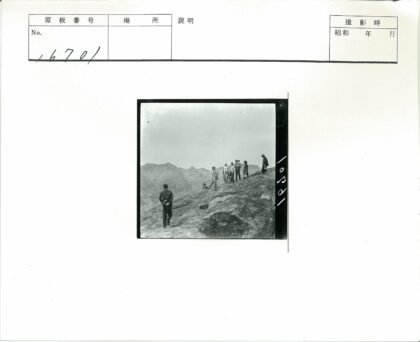 山脉岩石地带人群合影.jpg