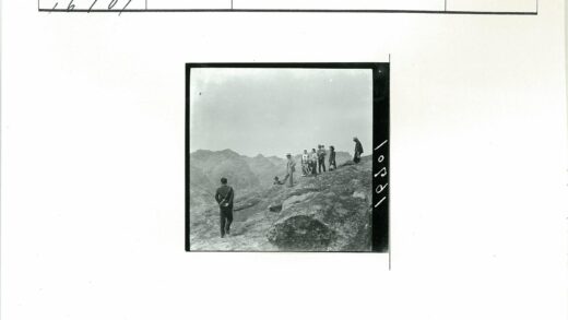 山脉岩石地带人群合影.jpg