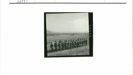 山脉平原前的集体合影.jpg