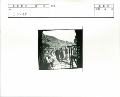 山脉铁轨人群历史影像.jpg