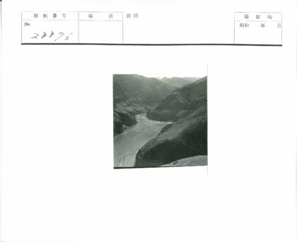 山脉间蜿蜒的河流风景.jpg