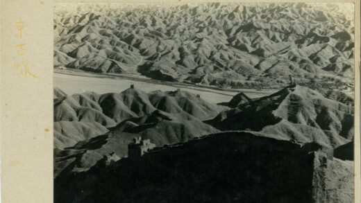 山脊山谷间的古老城墙.jpg