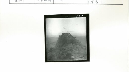 山脊徒步远眺云下平原.jpg