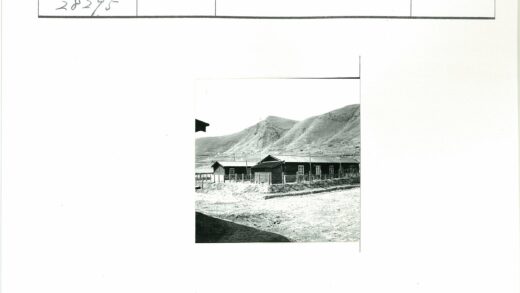 山脚木屋与荒原栅栏.jpg