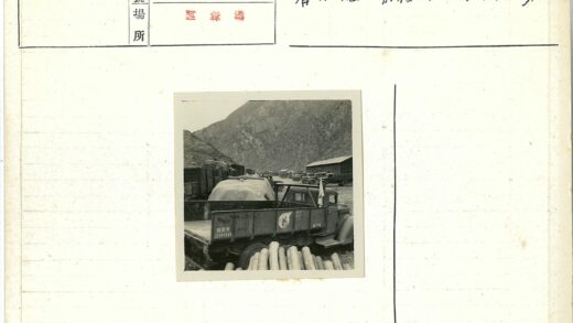 山脚木屋旁的卡车与轿车.jpg