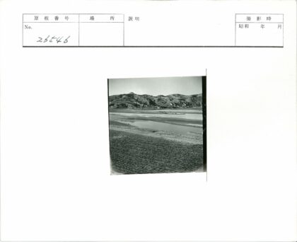 山脚村庄与河流田园风光.jpg
