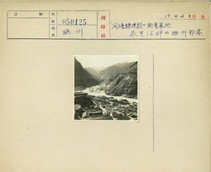 山脚村落河畔风光.jpg