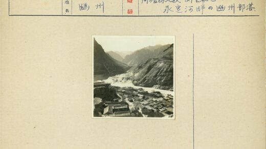 山脚村落河畔风光.jpg