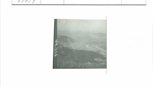山脚沿海小镇海港风光.jpg