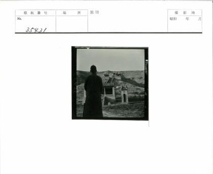 山脚瓦顶传统建筑景观.jpg