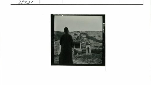 山脚瓦顶传统建筑景观.jpg