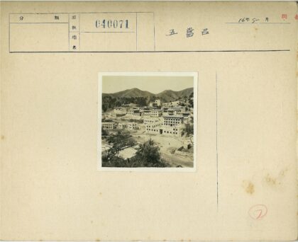山脚白建筑绿树环绕.jpg