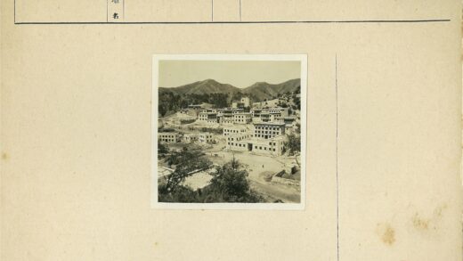 山脚白建筑绿树环绕.jpg
