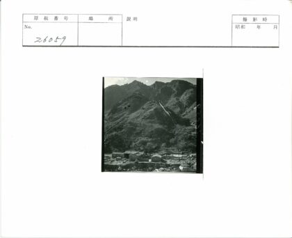 山脚石屋与峻岭风光.jpg