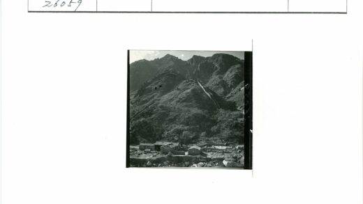 山脚石屋与峻岭风光.jpg