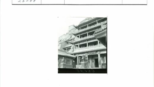 山腰木构古建狮子雕像入口.jpg
