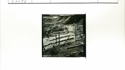 山谷中建造中的桥梁景观.jpg