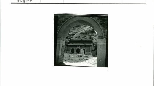 山谷中的传统拱门瓦顶建筑.jpg