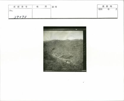 山谷曲流与灌木风光.jpg