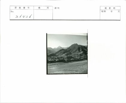 山谷村庄与崎岖山脉风光.jpg