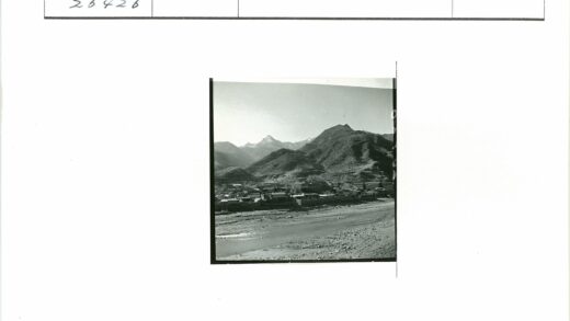 山谷村庄与崎岖山脉风光.jpg