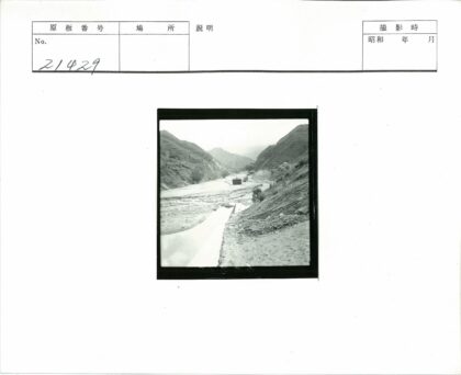 山谷河流与小屋自然风光.jpg