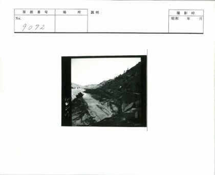 山谷河流与火车铁轨风光.jpg