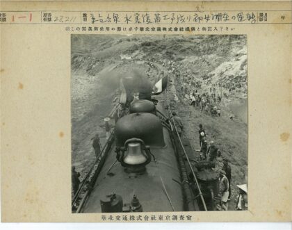 山谷蒸汽火车穿行人群围观.jpg