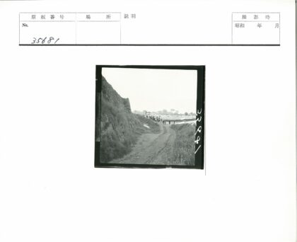 山边土路徒步与远眺建筑.jpg