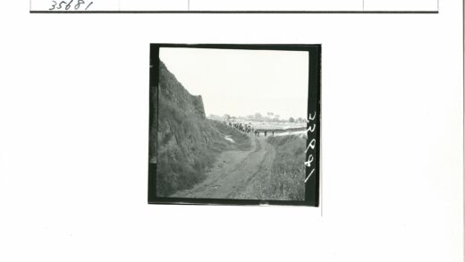 山边土路徒步与远眺建筑.jpg