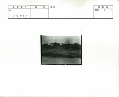 山边建筑与十字架风景.jpg