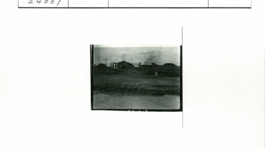 山边建筑与十字架风景.jpg