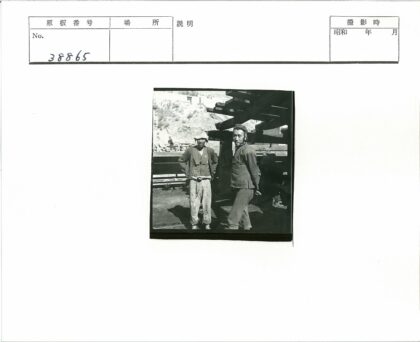 山边建筑旁的两名男子.jpg