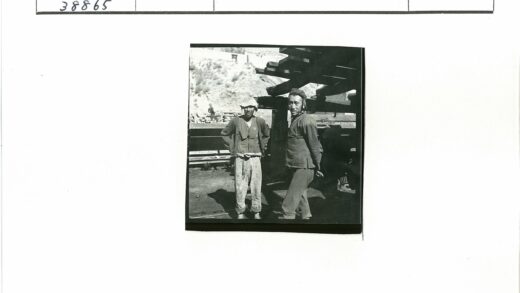 山边建筑旁的两名男子.jpg