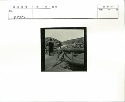 山边石建筑旁操作木杆.jpg