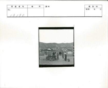 山边集装箱摊位人群聚集.jpg