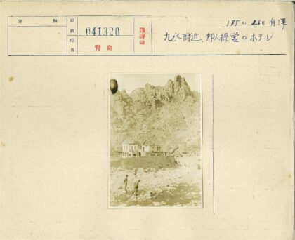 山间两层楼房与溪流风景.jpg