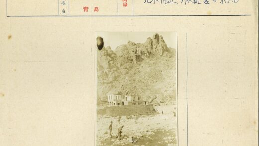 山间两层楼房与溪流风景.jpg