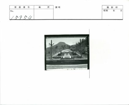 山间双剑雕塑与圆顶建筑景观.jpg