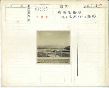 山间古桥与电线杆风景.jpg