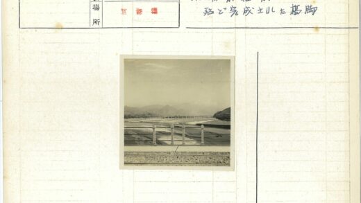 山间古桥与电线杆风景.jpg