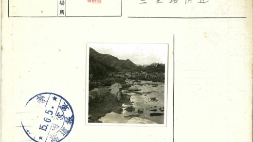 山间多云岩石溪流.jpg
