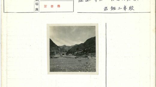 山间小屋与土路风景.jpg